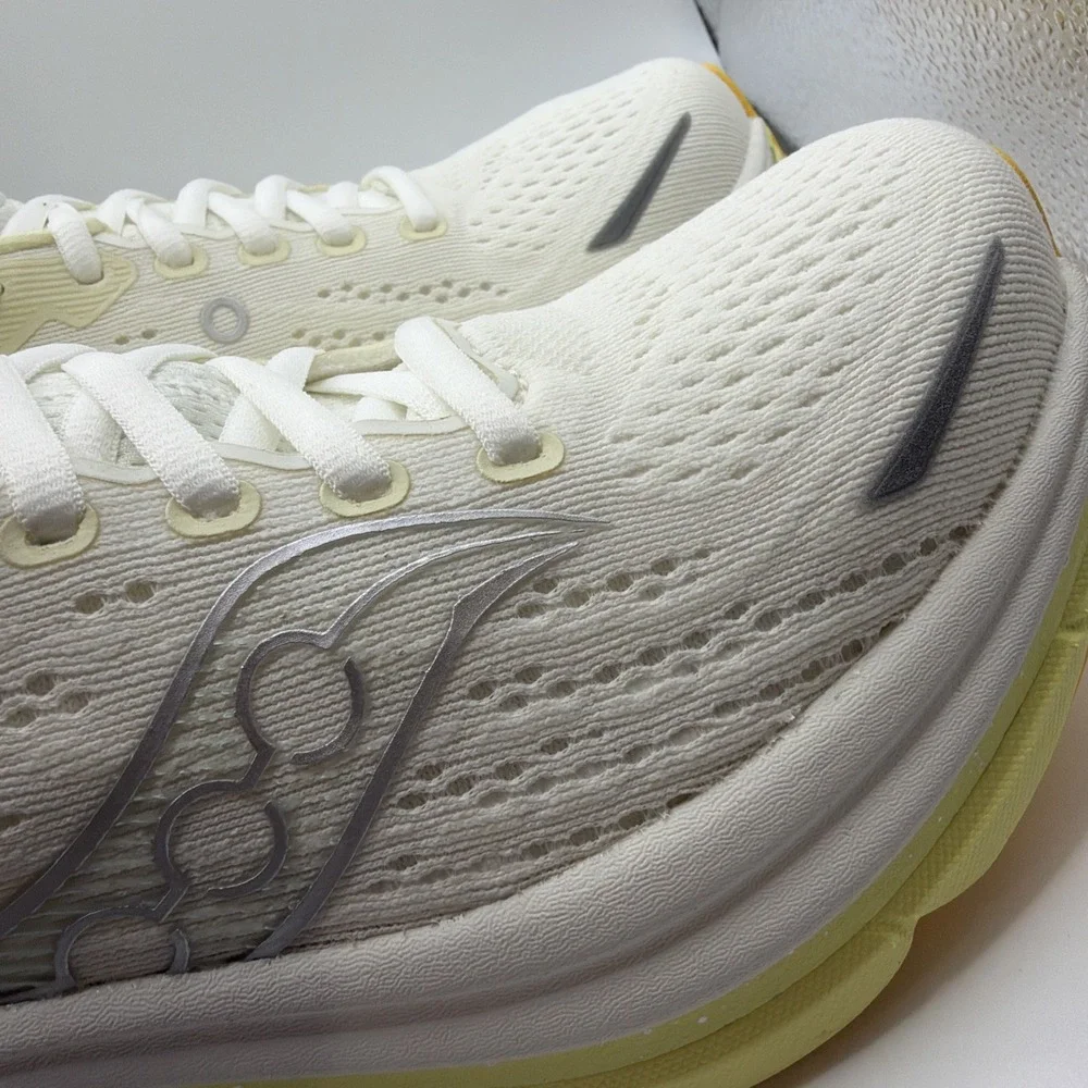 Saucony Women's Hurricane 25 Shoes. Ivory/Tender Size 7 New.